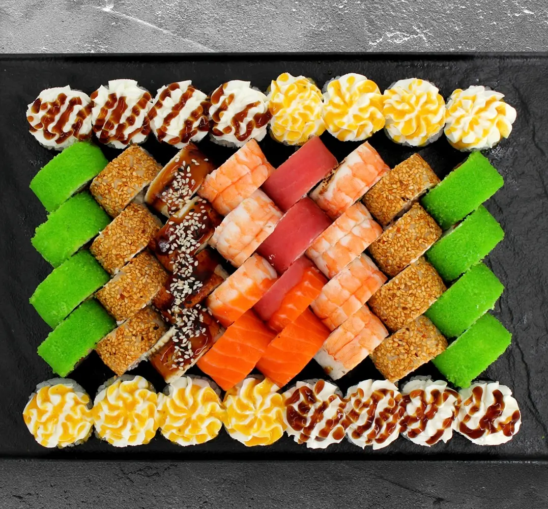 Большой фирменный сет Tokyo Sushi на чёрном сланце